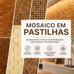 Mosaico em pastilhas de madeira com diferentes padrões e texturas para revestimento ecológico em projetos de interiores